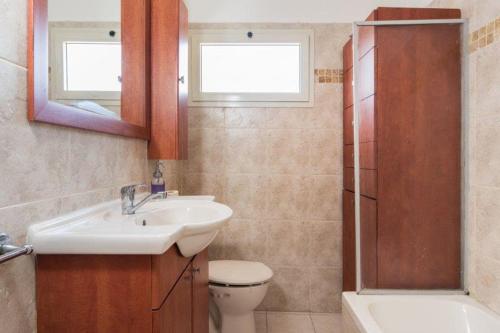 A bathroom at Spacious Duplex with Terrace & Mamad 3-min From the Beach by Sea N' Rent