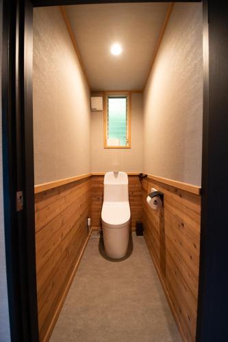 a small bathroom with a toilet and a window at ユニテ蔵王ジョーニダ リゾート in Yamagata