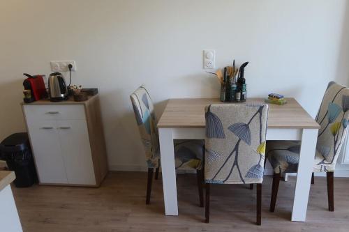mesa de comedor con 2 sillas, mesa, mesa y silla en La Rochelle- Puilboreau Studio tout confort, en Puilboreau