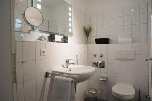 クックスハーフェンにあるStrandhaus-Nordseebrandung-Fewo-B3-4のバスルーム(洗面台、トイレ、鏡付)