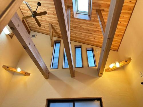 an overhead view of a room with wooden ceilings and windows at HEARTH_YOSHINO in Yoshino
