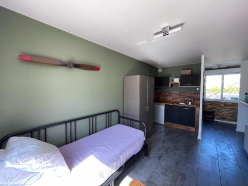 カンペールにあるTy Point Break 29のベッドルーム1室(壁に野球バット付きのベッド1台付)