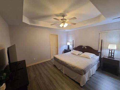 um quarto com uma cama e uma ventoinha de tecto em Heart of Branson #1 em Branson