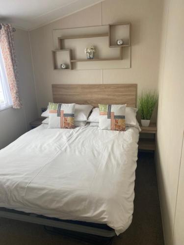 Ένα ή περισσότερα κρεβάτια σε δωμάτιο στο Hughes Holiday Home in St Osyths