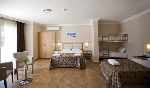 比泰茲的住宿－Bitez Risa Hotel，酒店客房带两张床和楼梯