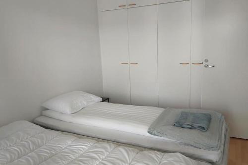 En eller flere senge i et værelse på Top location apartment with balcony and sauna Kotimaailma Apartments