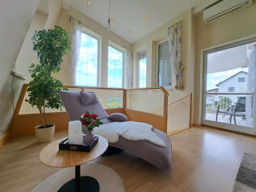 salon z krzesłem i stołem w obiekcie Appartement Schober w mieście Kukmirn