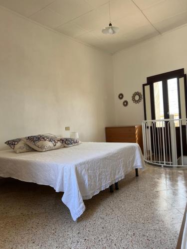 a bedroom with a large white bed in a room at La Chiocciola - Casa vacanze in Erice
