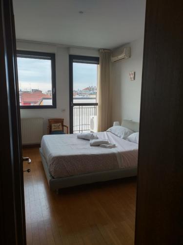 - une chambre avec un lit et 2 fenêtres dans l'établissement Sant'Uguzzone Flat, à Milan