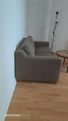 - un canapé dans le coin du salon dans l'établissement Appartement 9ème, à Paris