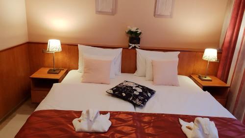 Hotel Isabell Győrにあるベッド
