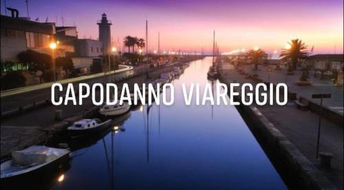 - une vue sur une rivière avec des bateaux dans une ville dans l'établissement Room in Guest room - Viareggio Top Deco versilia, à Viareggio