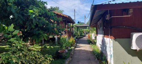 eine kleine Gasse neben einem Gebäude und einem Haus in der Unterkunft Ella's Place Salang Tioman in Tioman Island