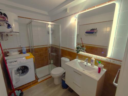 W łazience znajduje się umywalka i pralka. w obiekcie Apartment in Puerto de Santiago. Jardines del Mar w mieście Puerto de Santiago