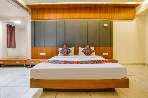 FabHotel Prime Blue Moon في غانديناغار: غرفة نوم بسرير كبير في غرفة