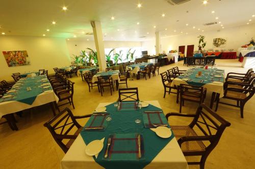 A restaurant or other place to eat at Catamaran Beach Hotel