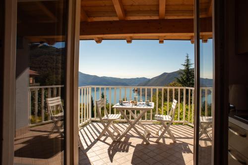 a patio with a table and chairs on a balcony at Italian Vacation Homes - Lucy's House in Parzanica