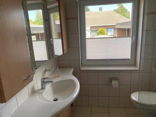 Ένα μπάνιο στο Ferienwohnung-Emily-ruhig-gelegen-und-zentral-in-Burg-700-m-bis-Burgstaaken