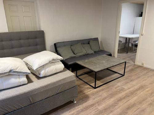 uma sala de estar com um sofá e uma mesa de centro em The Italian House 2 em Aalborg