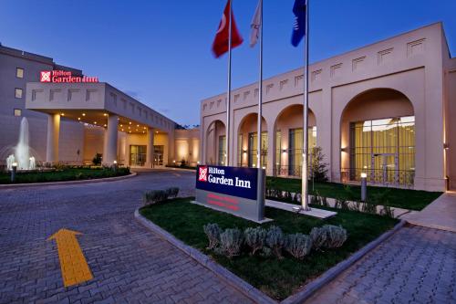 un hôtel avec un panneau devant un bâtiment dans l'établissement Hilton Garden Inn Mardin, à Mardin