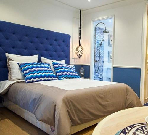 a large bed with a blue headboard in a bedroom at Seven Seas 2 mr.Karl in Na Jomtien