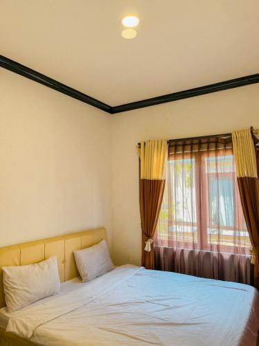 1 dormitorio con cama y ventana en Villa Sindang Restu Sr17 Private pool 10 Pax en Tjiandjur