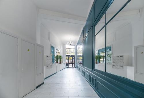 un couloir vide d'un immeuble avec un couloir dans l'établissement Le Royal - Appartement design - Hyper centre, à Vichy