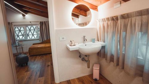 een badkamer met een wastafel en een spiegel bij Residenza Vesentini in Pastrengo