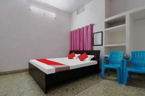 Een bed of bedden in een kamer bij OYO Flagship Aashirvaad Green's Guest House