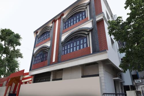 a building with a lot of windows on it at OYO Flagship Aashirvaad Green's Guest House in Patna