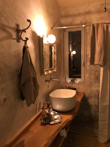 un bagno con lavandino bianco su un bancone in legno di Sunhand home a Eibiswald