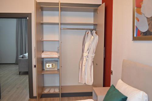 a room with a closet with a glass door at Arena Apartments & Villas Guba in Quba