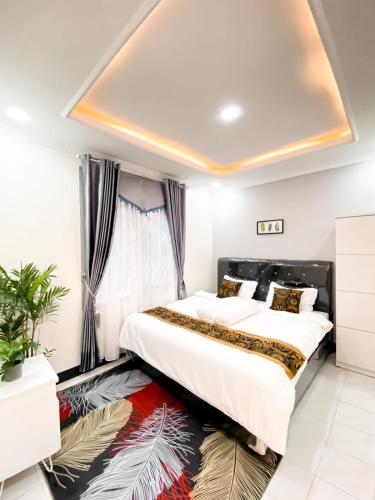 1 dormitorio con 1 cama grande y 1 alfombra en Villa Sindang Restu Sr 19 Private Pool 4Br 15 Pax, en Cianjur
