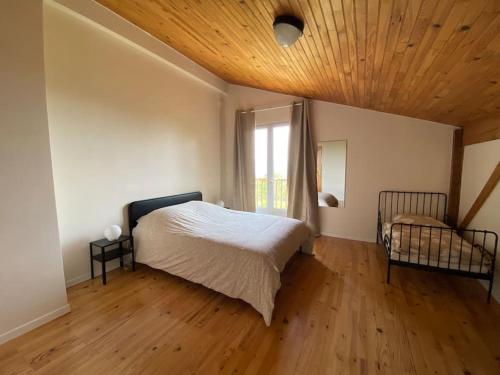 Un pat sau paturi într-o cameră la Maison en Drôme des collines