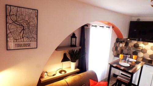 un salon avec un canapé et une table dans l'établissement Barberina - Studio en centre ville, à Toulouse