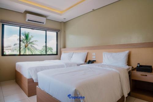 Postel nebo postele na pokoji v ubytování Tropicasa Hotel