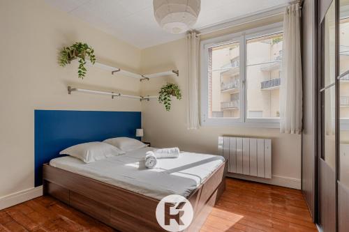 um quarto com uma cama grande e uma janela em R 'Apparts T3 Isère Dreams em Grenoble