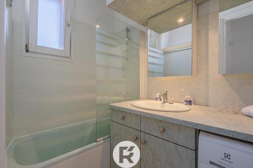 uma casa de banho com um lavatório e um chuveiro em R 'Apparts T3 Isère Dreams em Grenoble