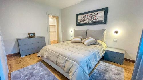een slaapkamer met een bed en een dressoir bij Appartamento Torino 61 - Affitti Brevi Italia in Oulx