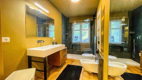 een badkamer met 2 wastafels en 2 toiletten bij Appartamento Torino 61 - Affitti Brevi Italia in Oulx