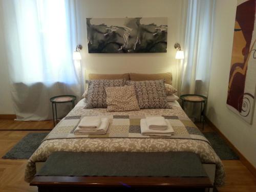 1 dormitorio con 1 cama grande y toallas. en LILIUM HOUSE Apts, en Roma