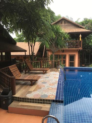 a resort with a swimming pool and a house at บ้านยุ้งฮีลล์รีสอร์ท Baan Yung Hill Resort in Ban Pa Sang