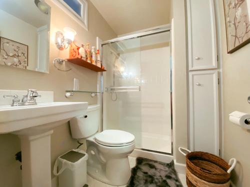 a bathroom with a shower and a toilet and a sink at Private House in Sacramento.Only 2mins to Freeway. in Sacramento