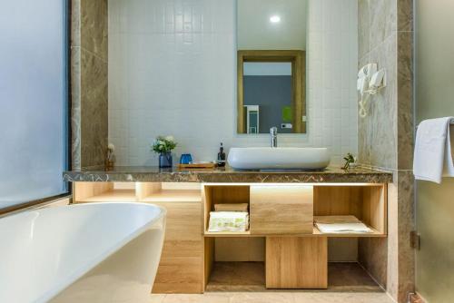 y baño con bañera y lavamanos. en Heye International Youth Hostel, en Chongqing