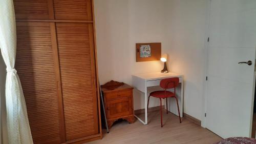 1 dormitorio con escritorio y silla junto a una puerta en VibesCoruña-Adelaida 41 en A Coruña
