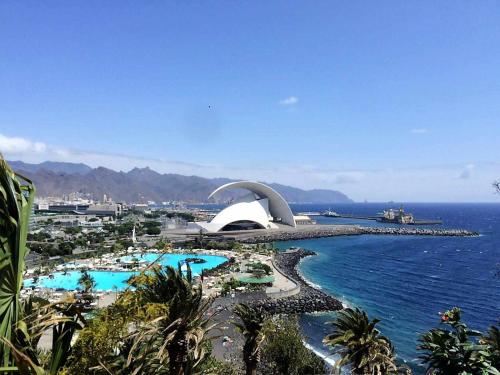 mit Blick auf die Oper und das Meer in der Unterkunft Brand new apartment City Center in Santa Cruz de Tenerife