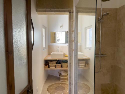 uma casa de banho com um chuveiro e um lavatório. em Penthouse Apartment with Large Terrace and Veranda em Arles