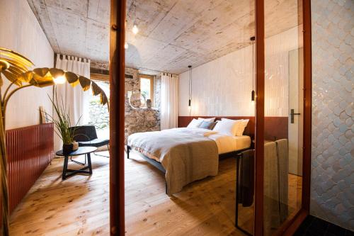 ein Schlafzimmer mit einem Bett und einem Schreibtisch in einem Zimmer in der Unterkunft TREMONDI - Boutique BnB in Quarten