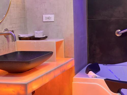 Koupelna v ubytování CLOCKWORKORANGE Luxury Suites