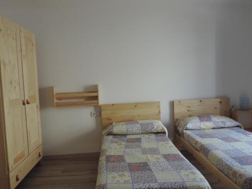 1 dormitorio con 2 camas y armario en Cuadrina Barbancho in Casar de Caceres, en Casar de Cáceres